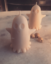 Load image into Gallery viewer, Beeswax Ghost candle(pumpkin scent)
